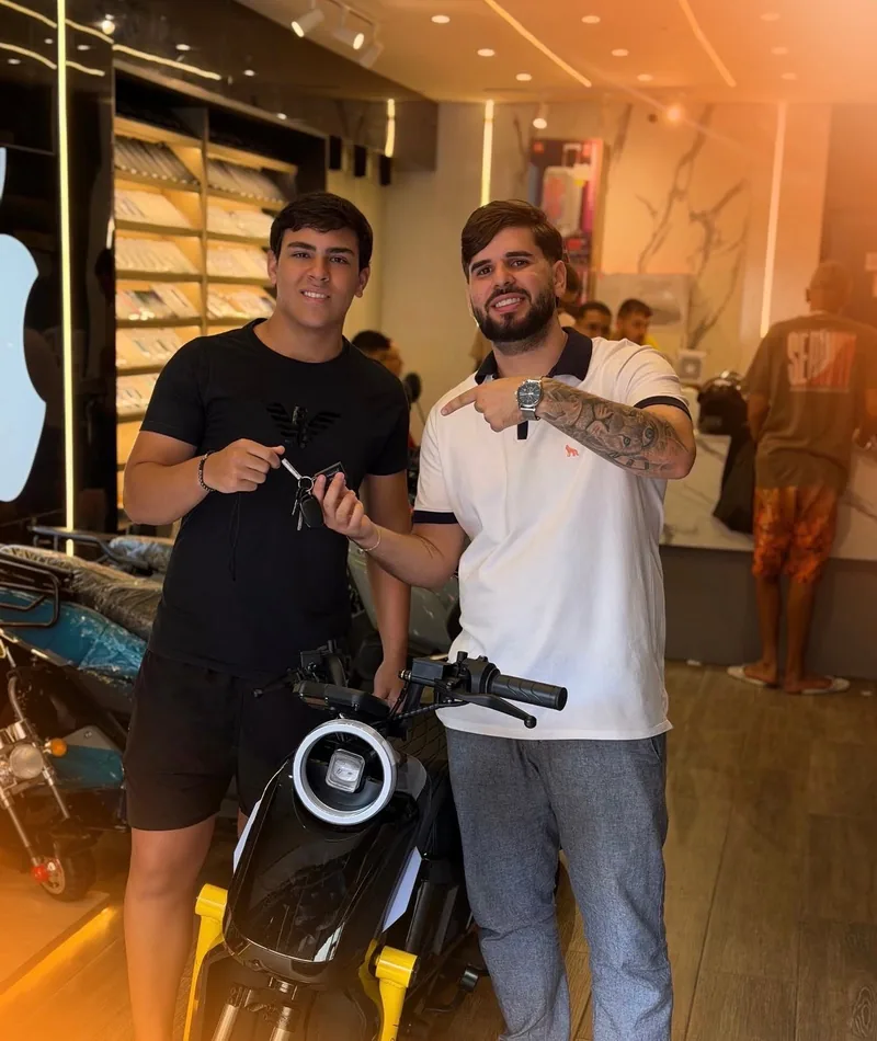 Cliente ao lado da moto elétrica na loja