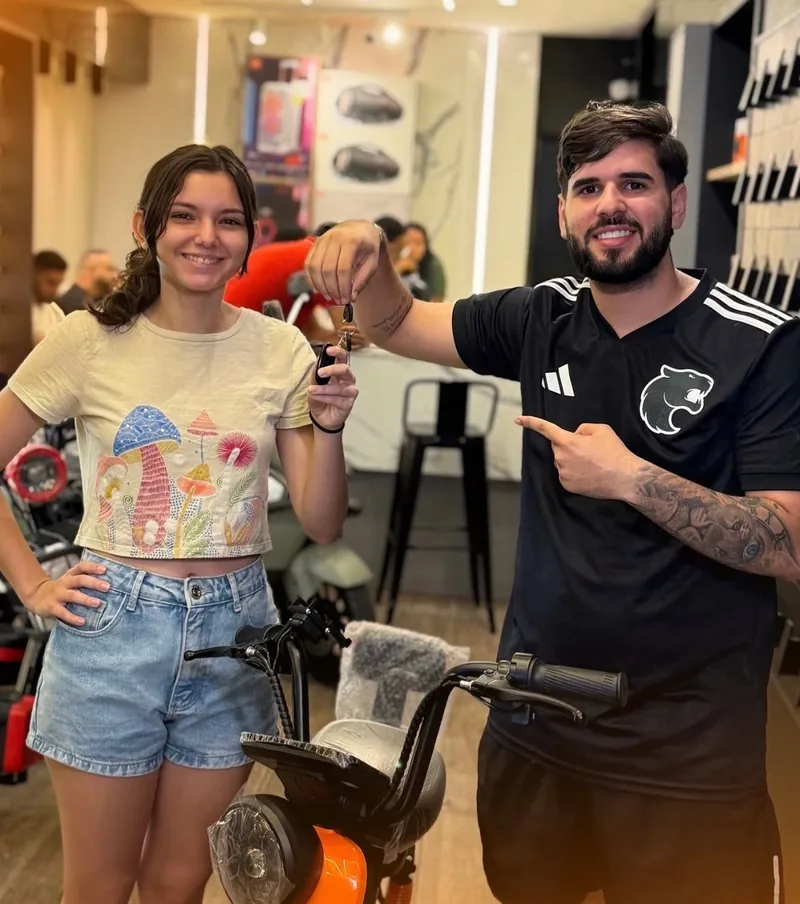 Cliente recebendo a moto elétrica na Gêmeos Motors
